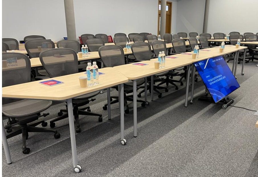 картинка Стол Трап столешница трапеция ЛДСП 25мм 1600*800*750 от магазина Montegros